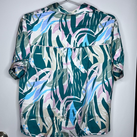 Very Chic Women's Button Down Shirt - Picture 3 of 7